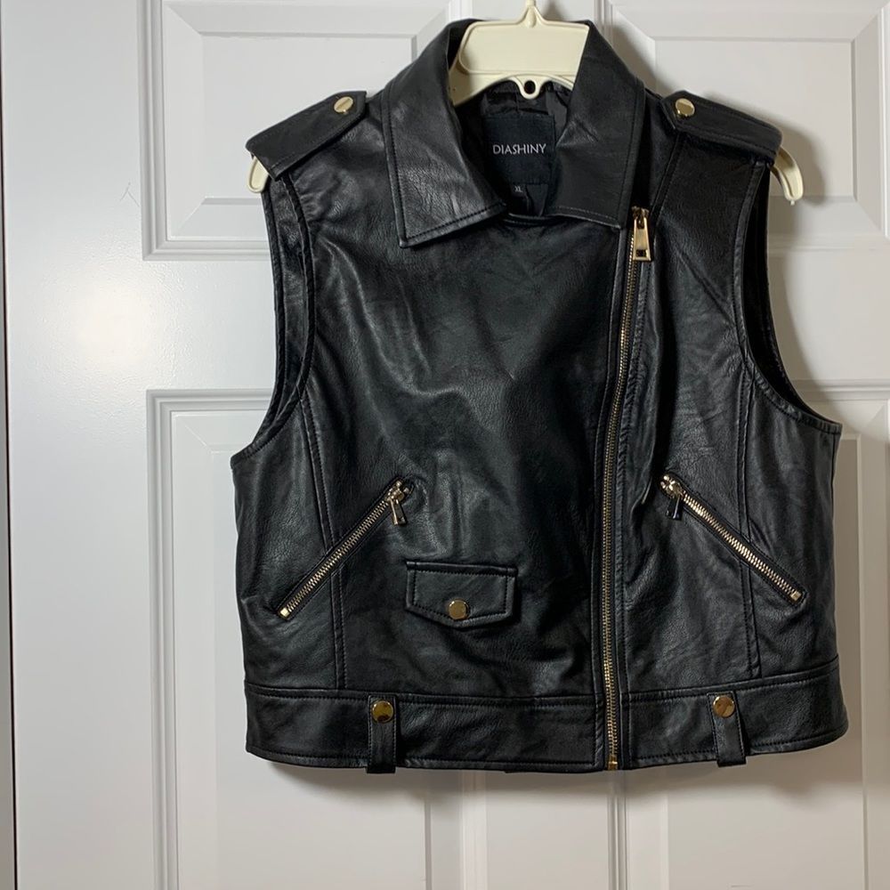 DIASHINY size extra large faux leather Motorcycle vest with pockets NWT